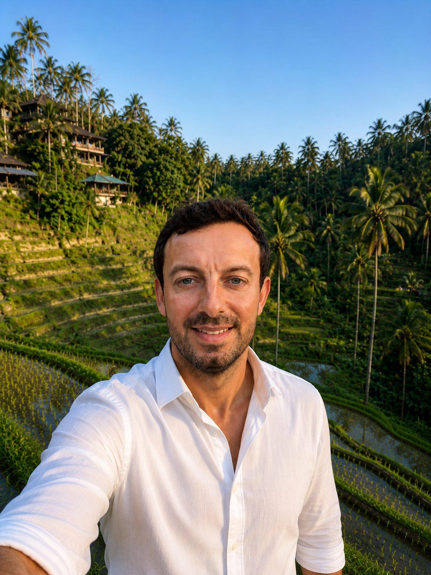 Florian Ravier, community manager, devant les rizières de Bali